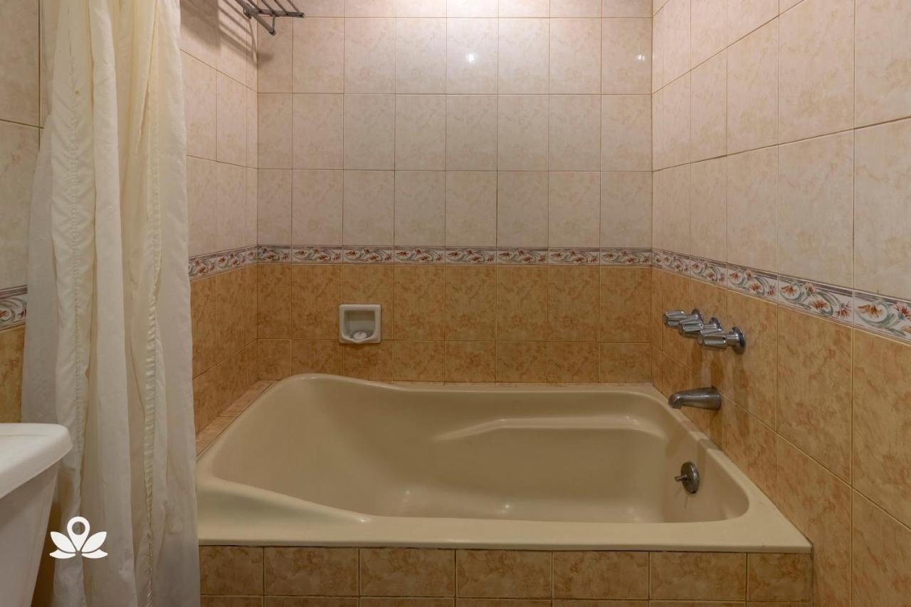 Zen Rooms Camelot Hotel Qc Кесон-Сити Экстерьер фото