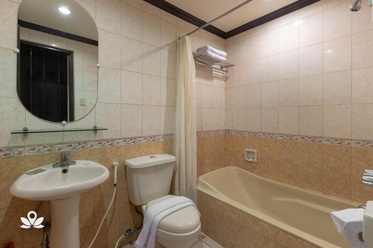 Zen Rooms Camelot Hotel Qc Кесон-Сити Экстерьер фото
